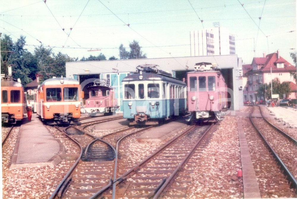 Fotografia d epoca originale 1975 ca SVIZZERA Ferrovie WYNENTAL UND SUHRENTALBAHN Locomotive in deposito Foto 1