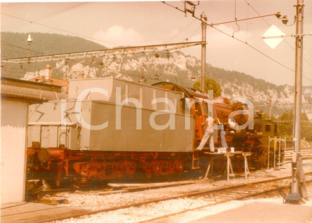 Fotografia d epoca originale 1975 SVIZZERA OensingenBalstahlBahn Operai controllano locomotiva Fotografia 1
