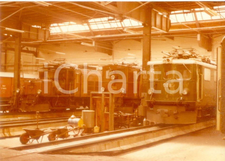 Fotografia d epoca originale 1975 ca SVIZZERA RhÃ¤tische Bahn Locomotive 608 e 354 in deposito Fotografia 1
