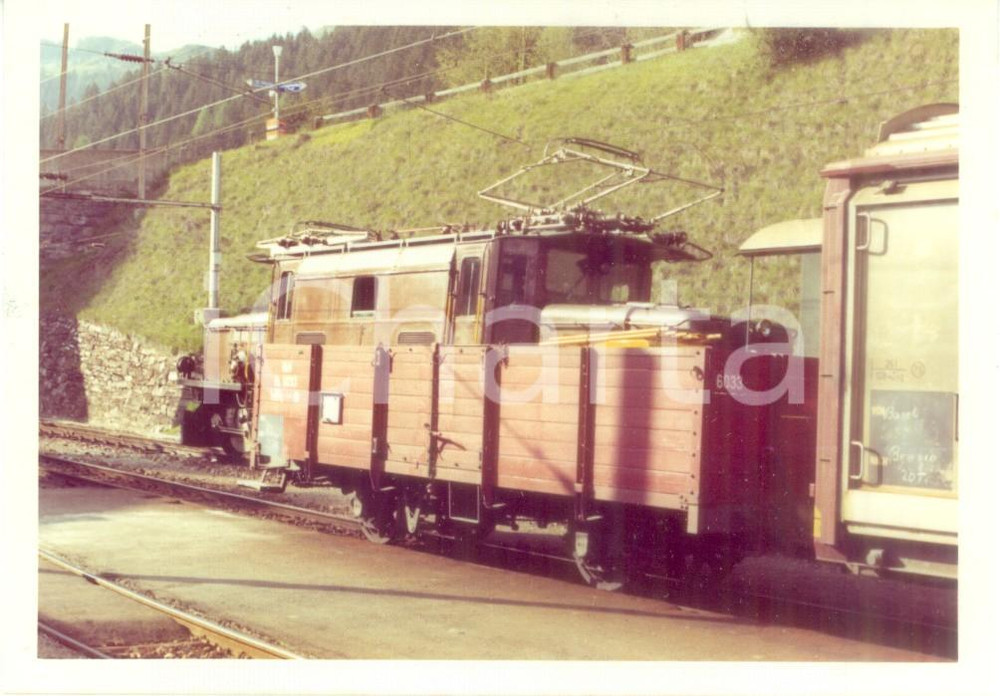 Fotografia d epoca originale 1975 ca SVIZZERA RhÃ¤tische Bahn Ferrovia retica Locomotiva 6033 Fotografia 1
