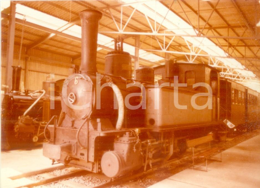 Fotografia d epoca originale 1975 ca LE DOUES AO Ferrovie valdostane Locomotiva 6 in deposito Fotografia 1