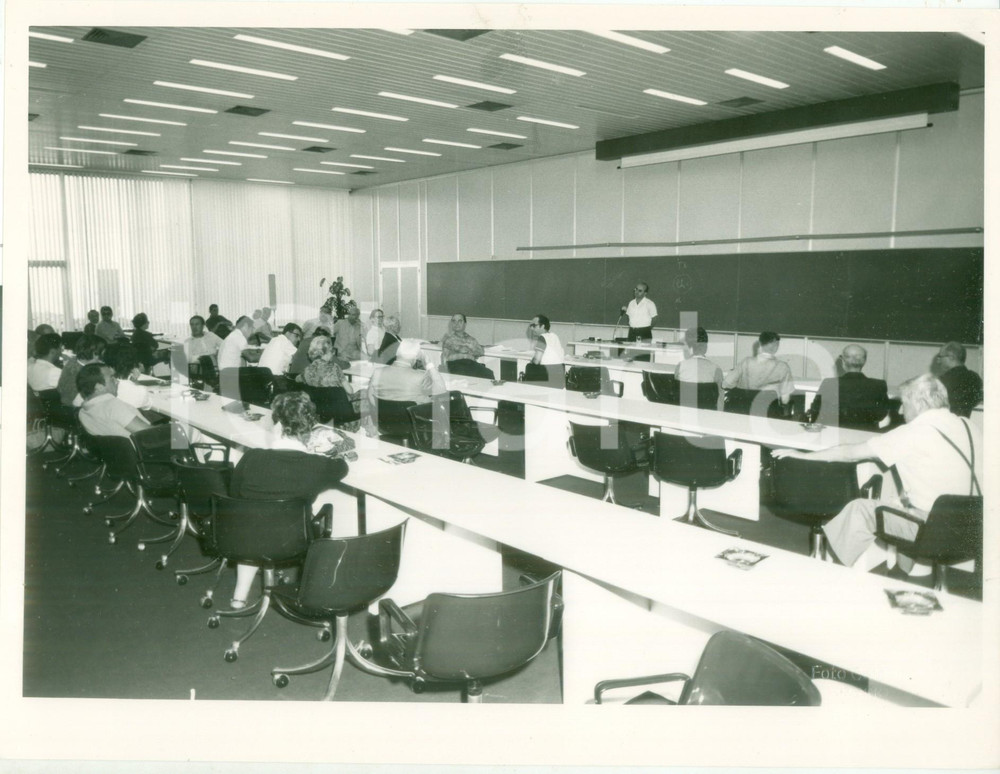 Fotografia d epoca originale 1970 ca URBINO La sala riunioni del convegno aziendale Fotografia di gruppo 1
