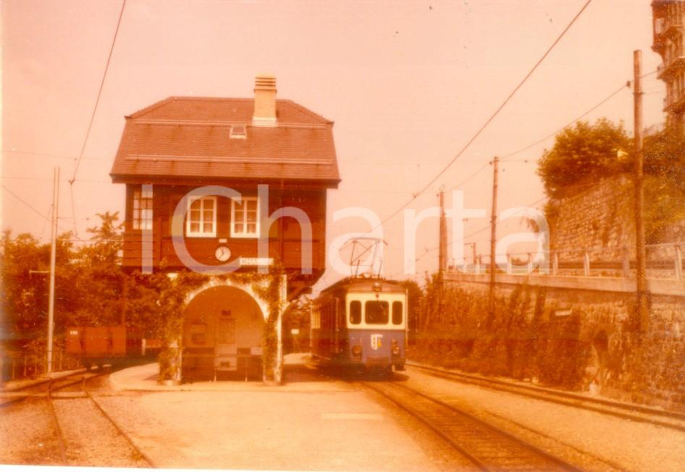 Fotografia d epoca originale 1975 CHAMBY SVIZZERA MONTREUXBERNEROBERLAND Locomotiva in stazione Fotografia 1