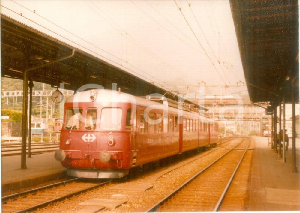 Fotografia d epoca originale 1970 ca SVIZZERA Ferrovie svizzere Treno passeggeri in stazione Fotografia 1
