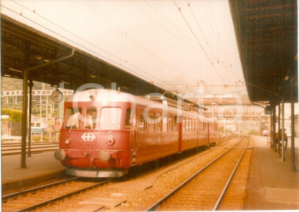Fotografia d epoca originale 1970 ca SVIZZERA Ferrovie svizzere Treno passeggeri in stazione Fotografia 1