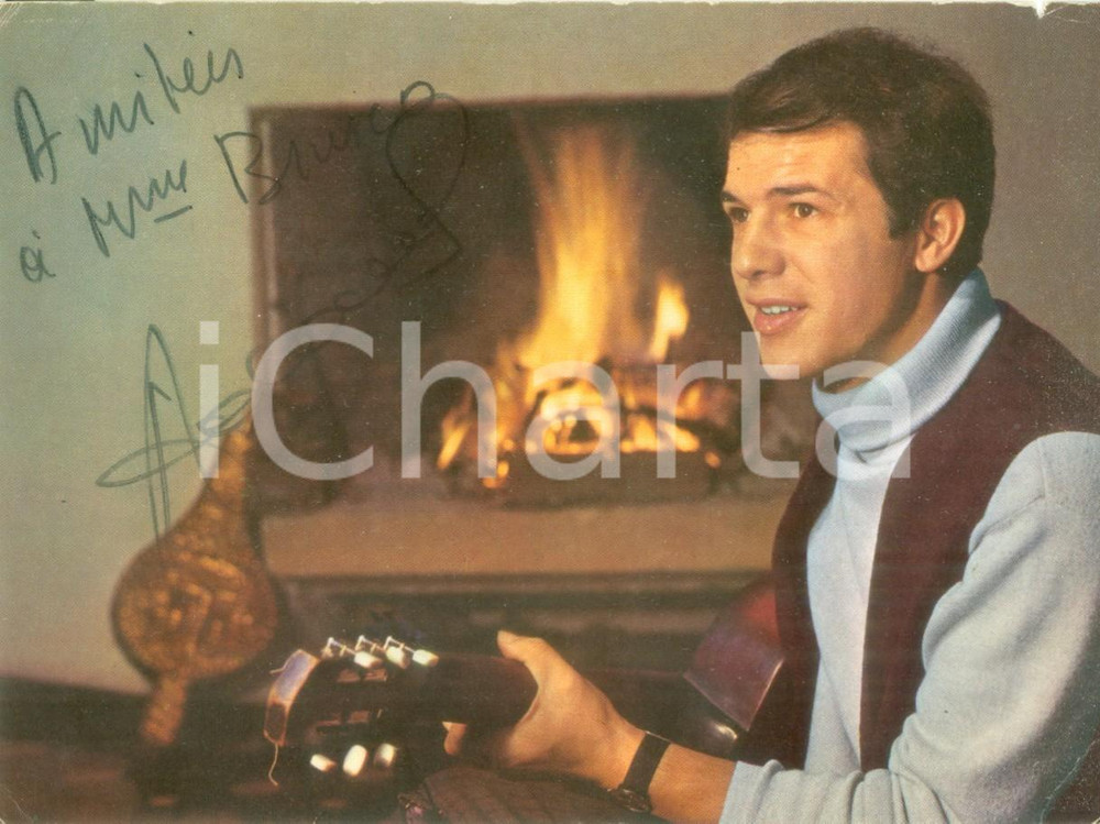 Autografo originale 1966 MUSICA Cantante ADAMO  suona davanti al camino Foto seriale con AUTOGRAFO 1