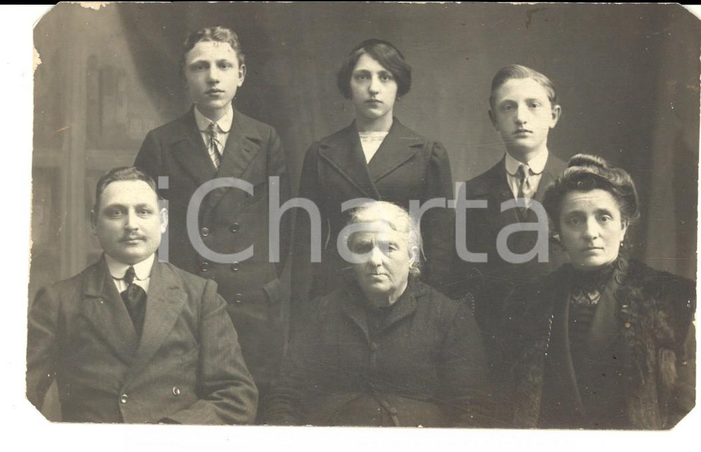 Fotografia d epoca originale 1920 ca MILANO Ritratto di famiglia con la nonna Foto CARDANO via Sarpi 1