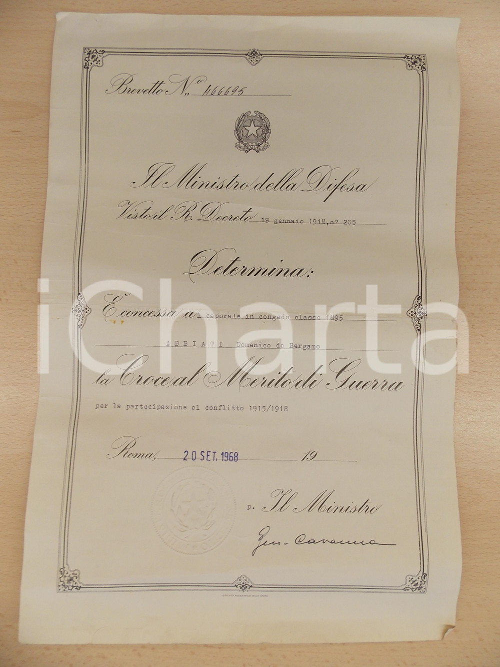 Documento originale, autentico 1968 ROMA Croce al merito di guerra al cap. Domenico ABBIATI Documento 1