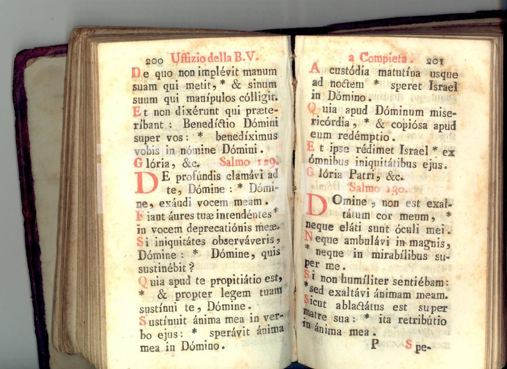 1830 ca UFFICIO DELLA B. V. MARIA Volume devozionale *DANNEGGIATO 486 pp. DATA: 1830 caTITOLO: UFFICIO DELLA B. V. MARIADESCRIZIONI: Volume devozionale d'epoca, con legatura coeva in cartone e titoli dorati ai piatti e al dorso.Frontespizio mancante.PAGINE: 486FORMATO: 6 X 11 cmCONDIZIONI: danneggiato (parziale distacco della legatura, evidenti abrasioni e tracce d'uso ai piatti e al dorso)Pubblicazione d'epoca, originale, autentica.    originale e autentica 1