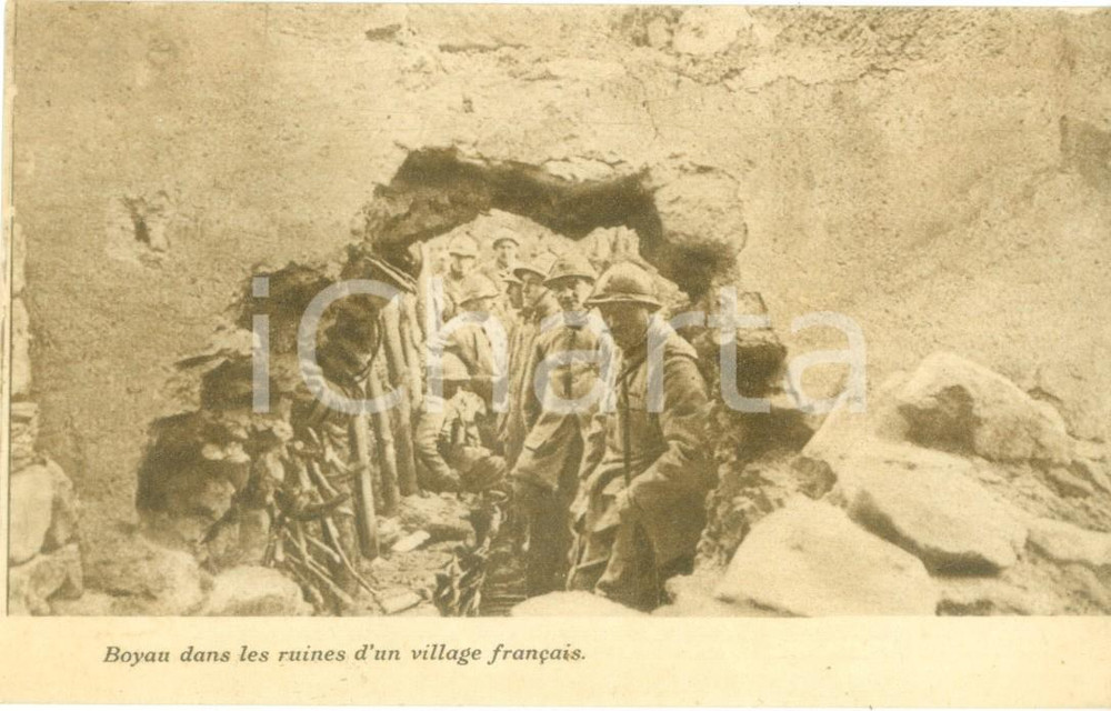 Cartolina originale da collezione 1918 FRANCE WW1 Camminamento nelle rovine di un villaggio francese Cartolina FP 1