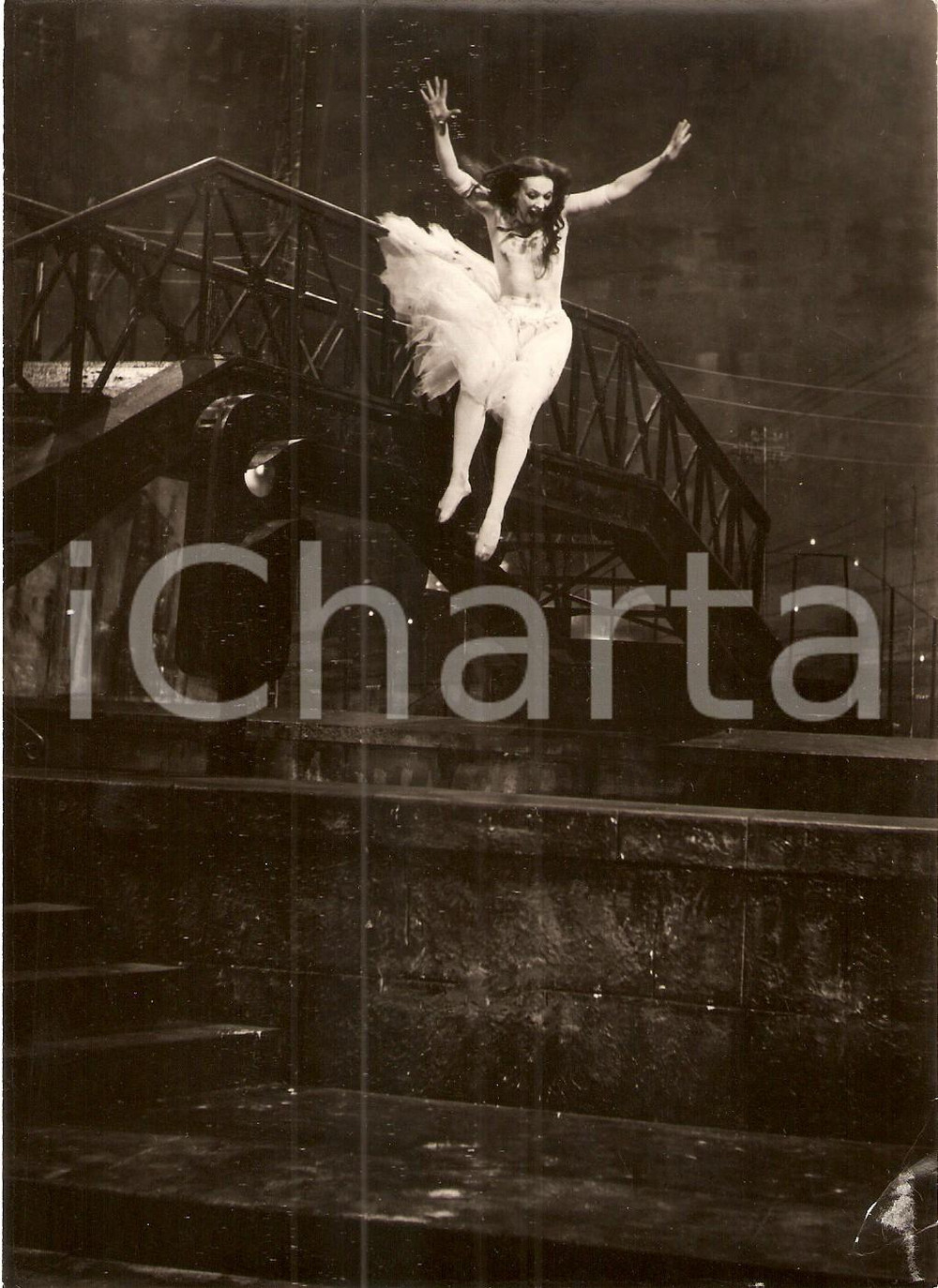 Fotografia d epoca originale 1962 LES AMANTS DE TERUEL Ludmilla TCHERINA Salto dal ponte Foto di scena 1