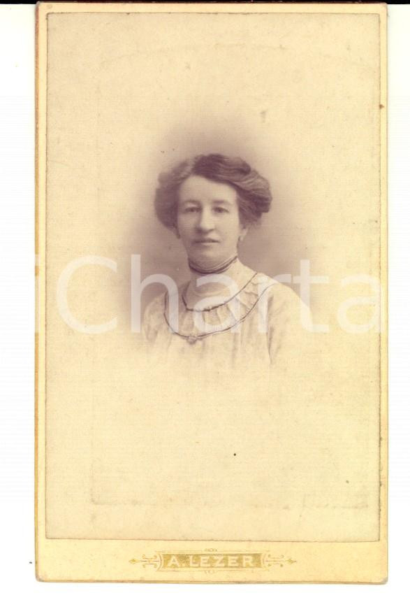 Fotografia d epoca originale 1890 ca MARSEILLE F Ritratto di donna con abito bianco Foto A. LEZER CDV 1