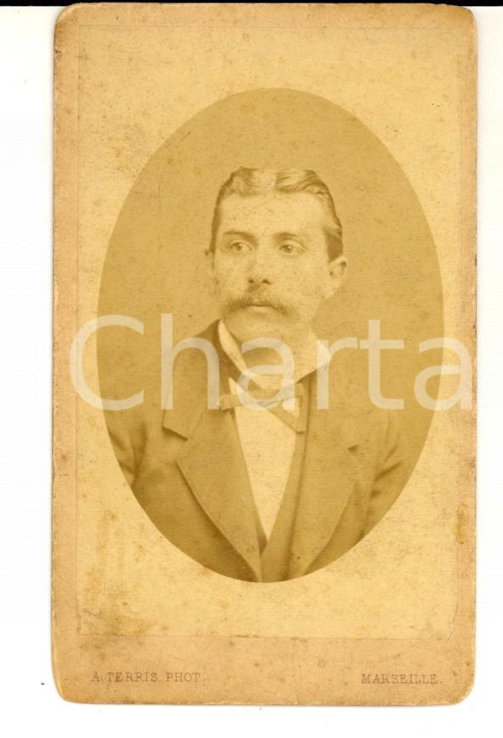 Fotografia d epoca originale 1880 ca MARSEILLE Ritratto maschile con cravattino Fotografia A. TERRIS CDV 1