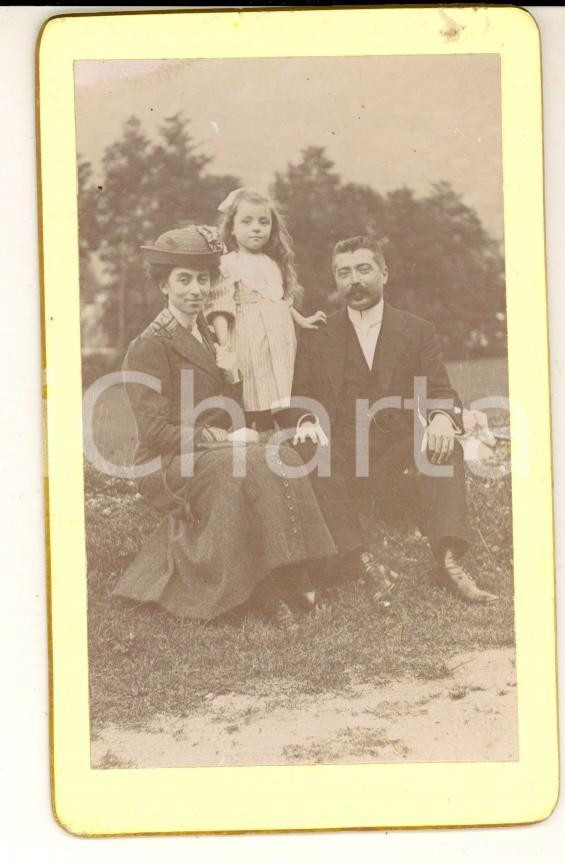 Fotografia d epoca originale 1900 ca AREA FRANCESE Famiglia in campagna con figlia bambina Foto VINTAGE CDV 1