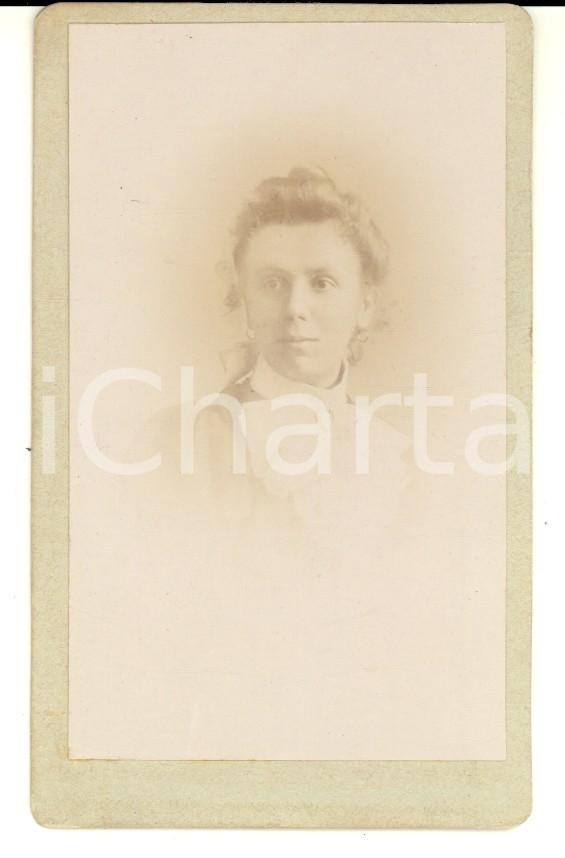 Fotografia d epoca originale 1890 ca CLAMECY F Ritratto di donna con foulard in pizzo Foto E. NUMA CDV 1