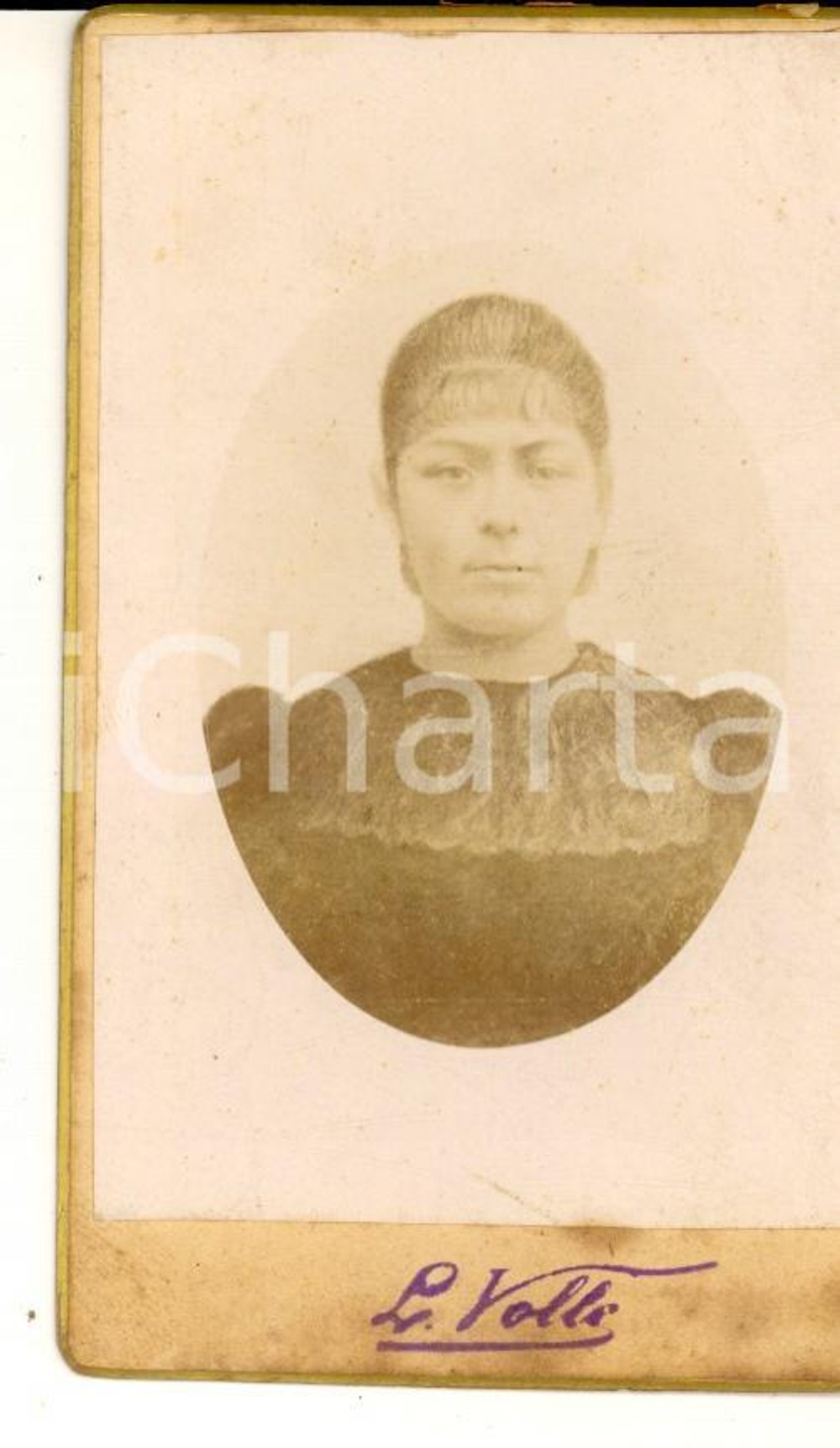 Fotografia d epoca originale 1900 ca MARSIGLIA F Ritratto di donna con abito ricamato Fotografia VOLLE CDV 1
