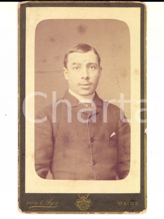 Fotografia d epoca originale 1910 ca MAINZ D Ritratto did un giovane con la giacca scura Photo VON AYX CDV 1
