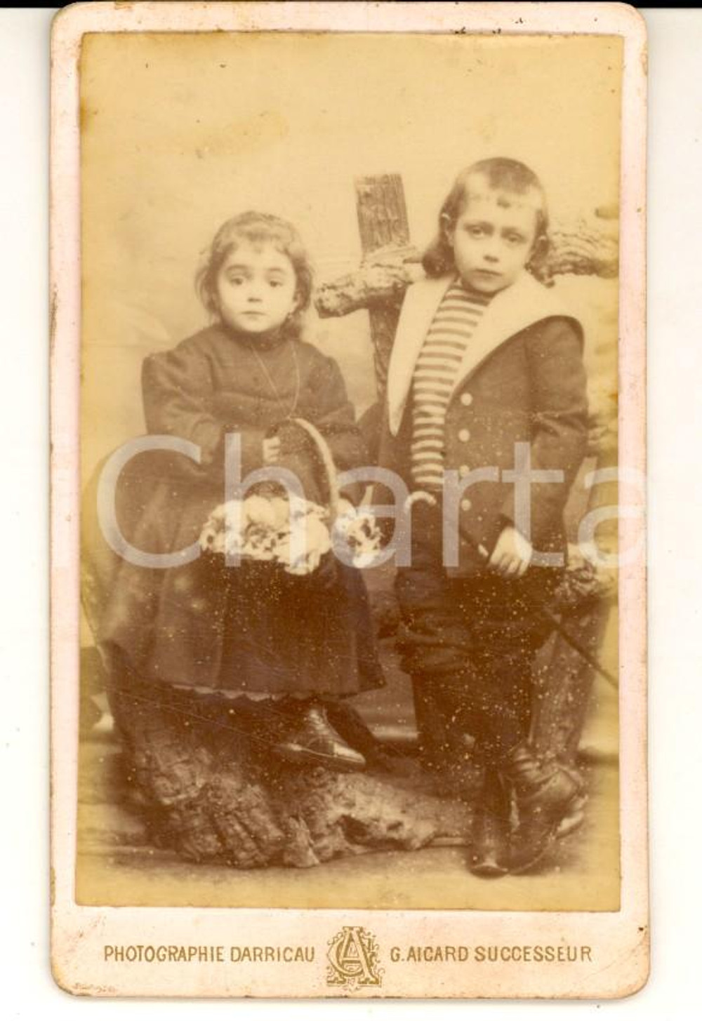 Fotografia d epoca originale 1890 ca MARSEILLE F Coppia di fratelli con cestino fiorito Foto DARRICAU CDV 1