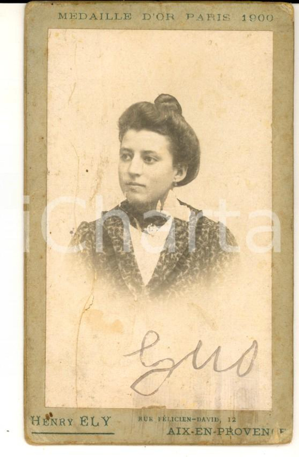 Fotografia d epoca originale 1900 ca AIXENPROVENCE Ritratto di donna con abito ricamato Foto Henry ELY CDV 1