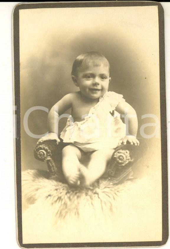 Fotografia d epoca originale 1920 ca MARSEILLE Ritratto di bambina su una seggiola Foto Lucien GAULARD 1