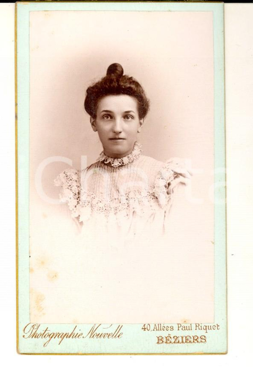 Fotografia d epoca originale 1910 ca BEZIERS F Donna con abito in pizzo bianco Photographie nouvelle CDV 1