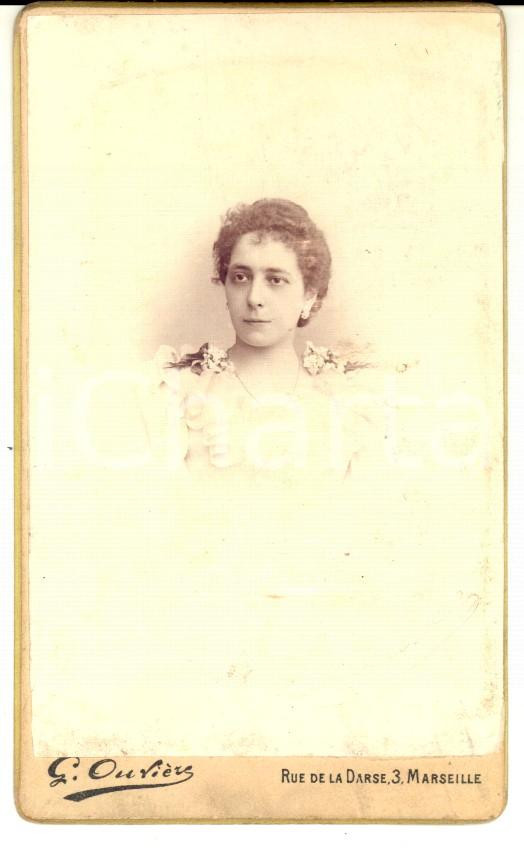 Fotografia d epoca originale 1890 ca MARSEILLE F Donna con abito a decorazioni floreali Foto OUVIERE CDV 1