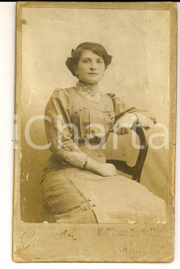 Fotografia d epoca originale 1900 ca MARSEILLE Ritratto di donna con abito a righe e ricami Foto CAMOUS CDV 1