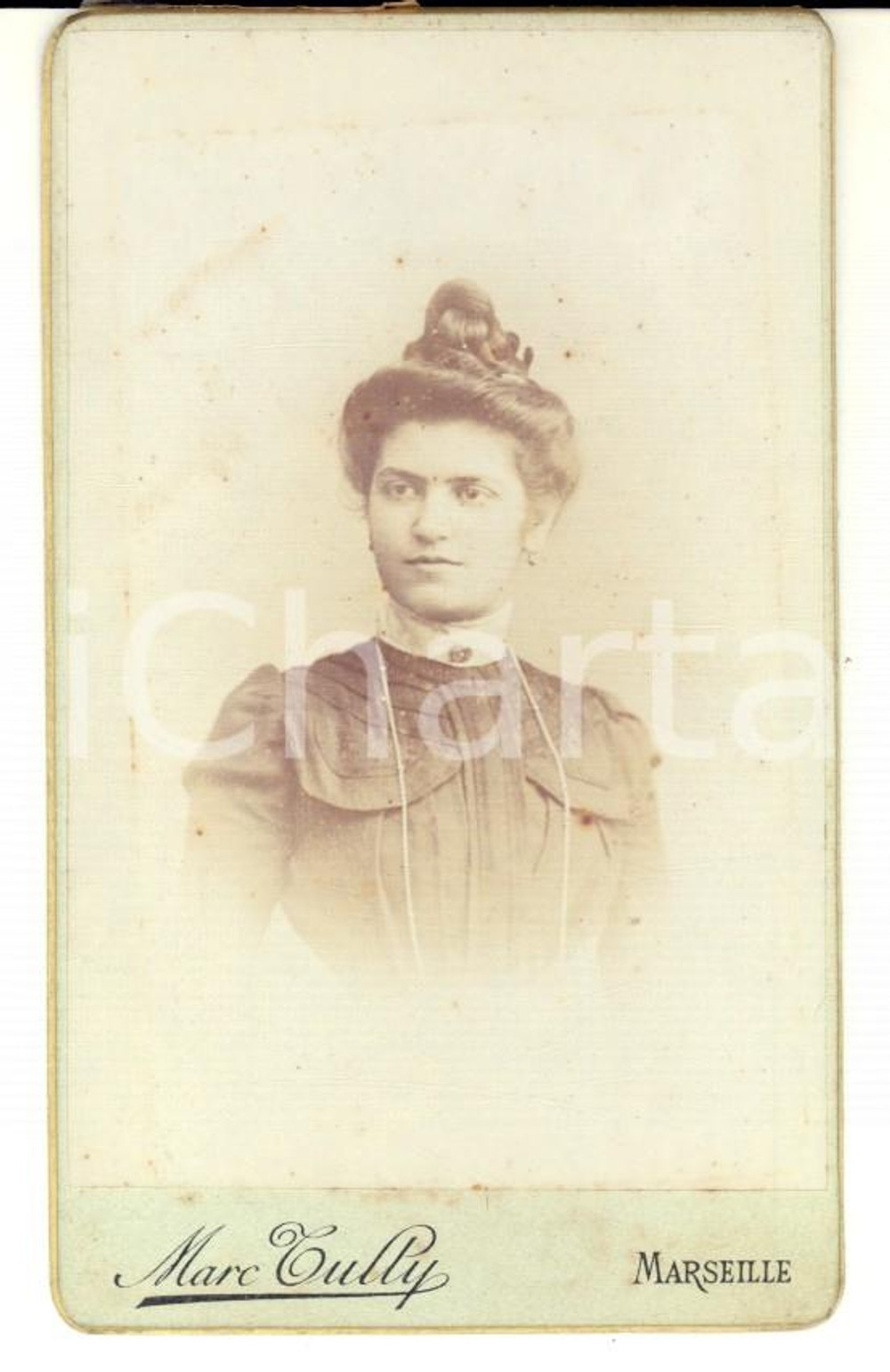 Fotografia d epoca originale 1890 ca MARSEILLE F Donna con acconciatura raccolta Foto Marc TULLY CDV 1