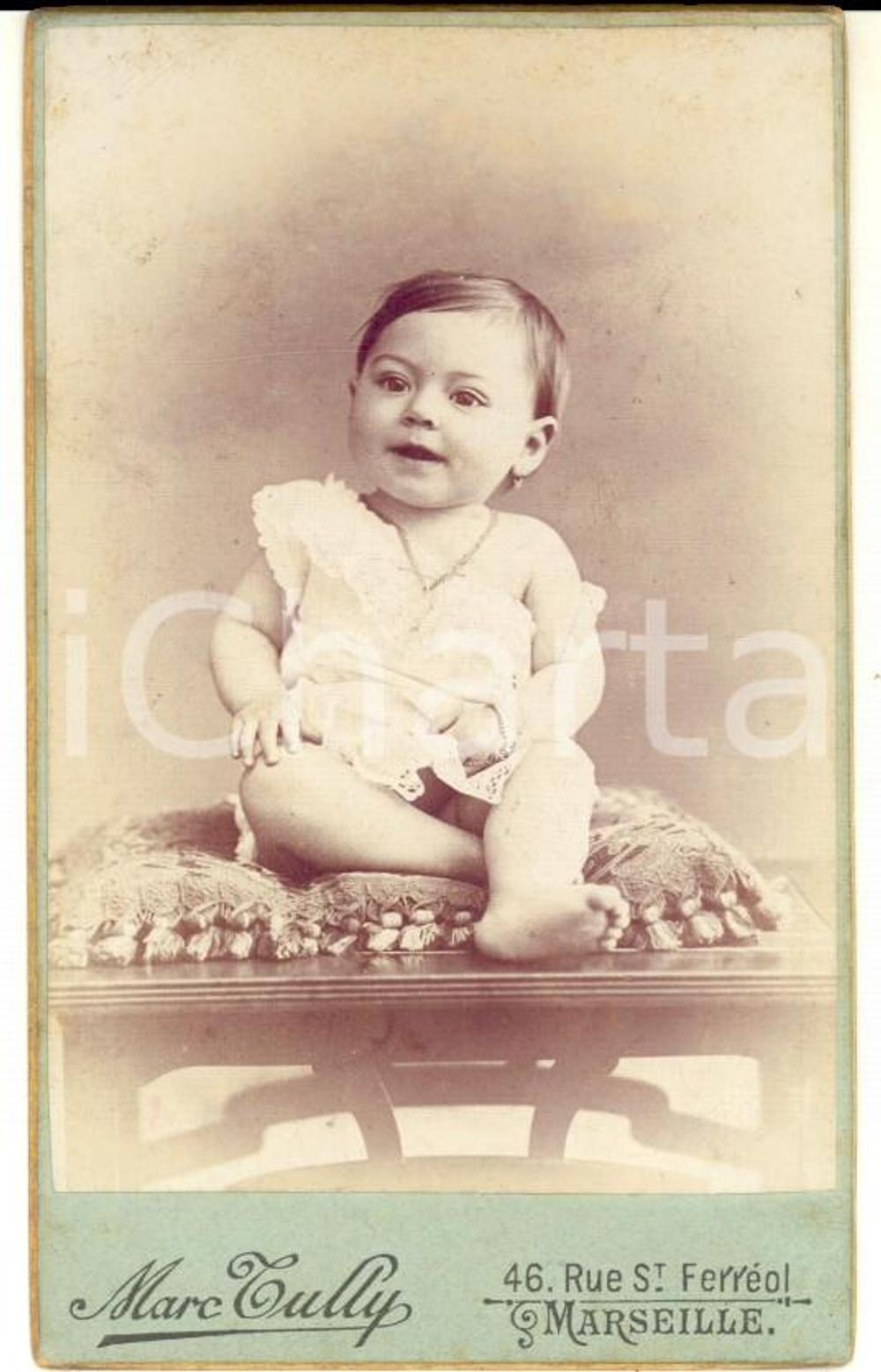 Fotografia d epoca originale 1900 ca MARSEILLE F Ritratto di bambina in abito bianco Foto Marc TULLY CDV 1