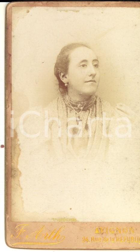 Fotografia d epoca originale 1895 ca AVIGNON F Ritratto di donna con collana e crocifisso Foto ARTH CDV 1