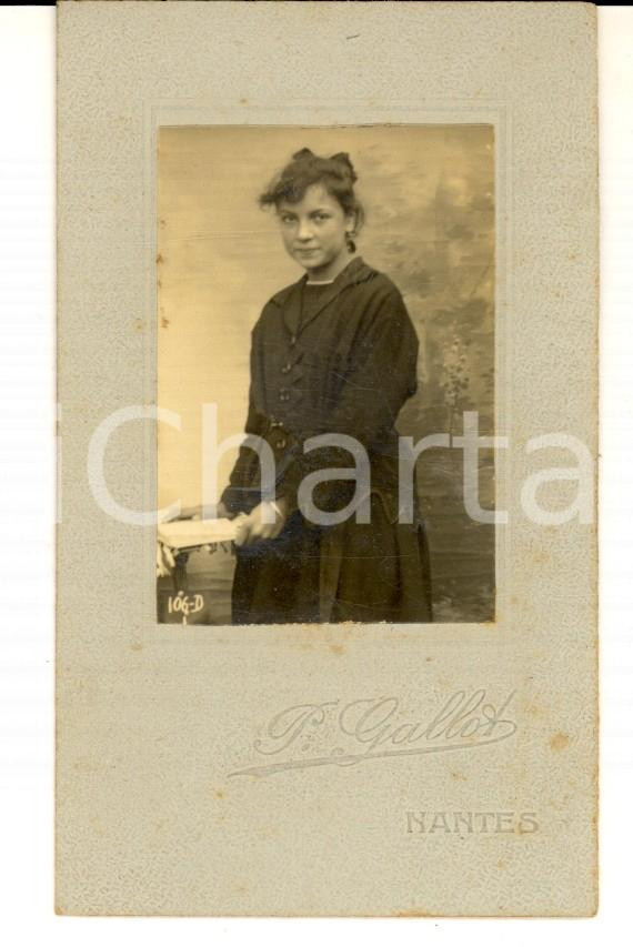 Fotografia d epoca originale 1920 ca NANTES Adolescente in abito scuro con un libro Fotografia GALLOT CDV 1