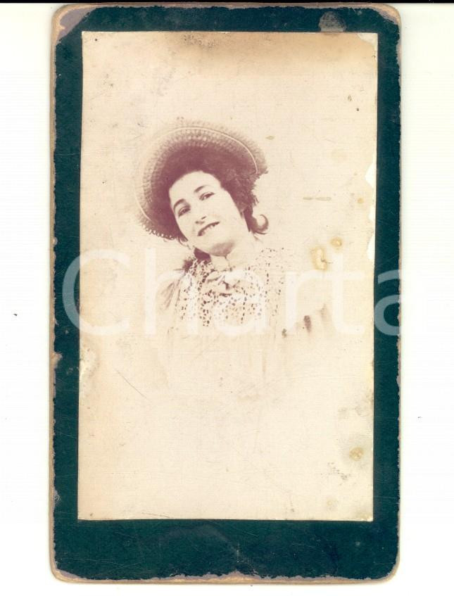 Fotografia d epoca originale 1890 ca AREA FRANCESE Donna con cappello e camicia in pizzo Foto VINTAGE CDV 1