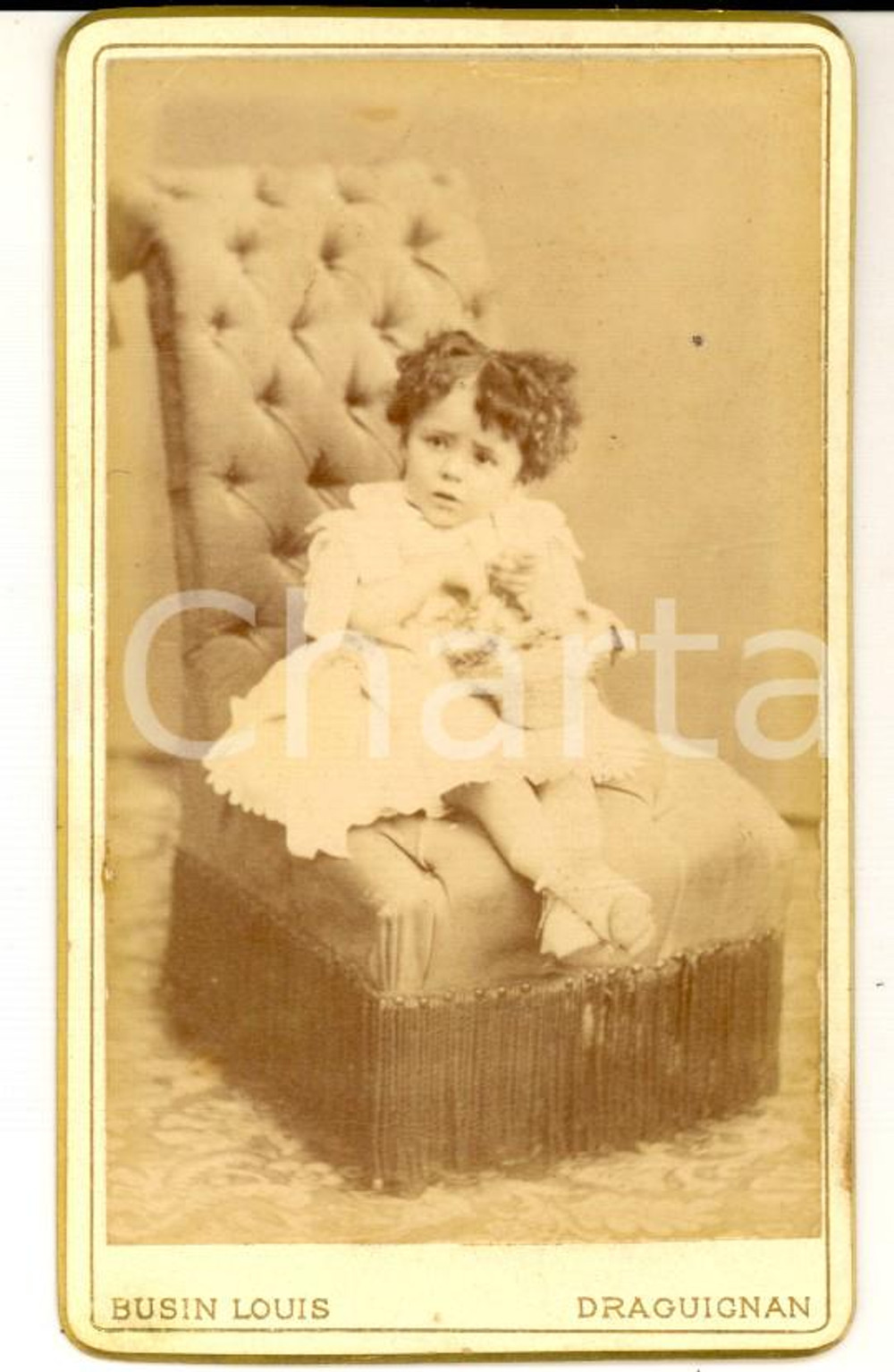 Fotografia d epoca originale 1890 ca DRAGUIGNAN F Bambina su poltroncina imbottita Foto Louis BUSIN CDV 1