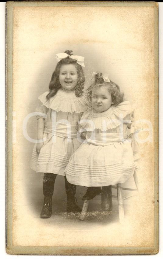 Fotografia d epoca originale 1900 ca MARSEILLE Coppia di sorelline in abito bianco Gustave OUVIERE CDV 1