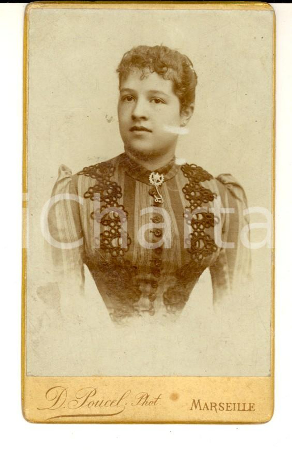 Fotografia d epoca originale 1890 ca MARSEILLE F Ritratto di giovane donna con abito ricamato Foto POUCEL 1