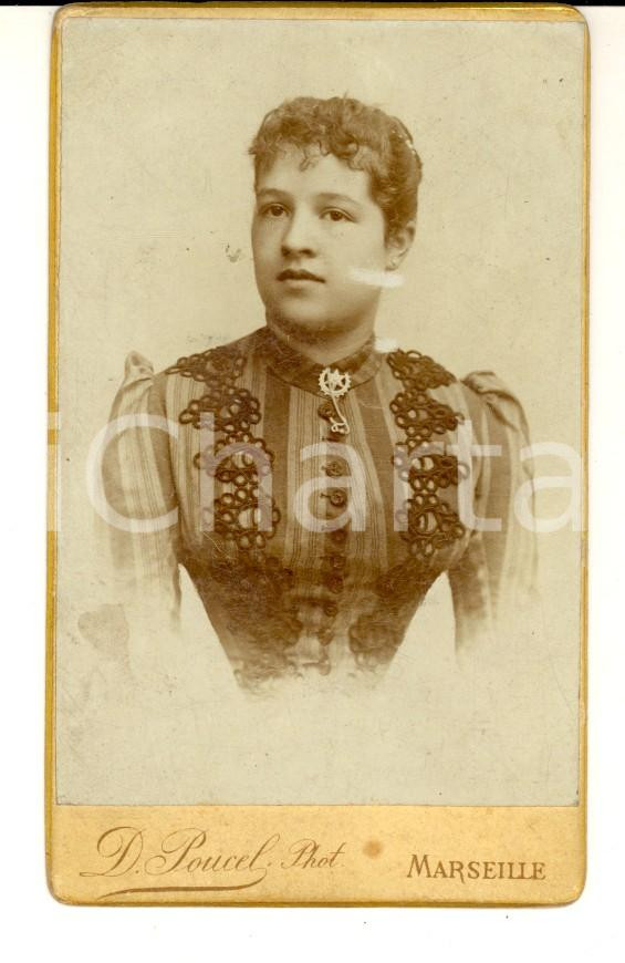 Fotografia d epoca originale 1890 ca MARSEILLE F Ritratto di giovane donna con abito ricamato Foto POUCEL 1