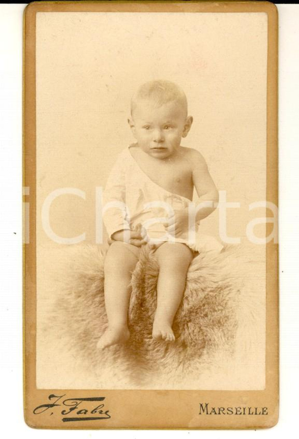 Fotografia d epoca originale 1890 ca MARSEILLE F Bambino su un pellicciotto Foto F. FABRE CDV 1