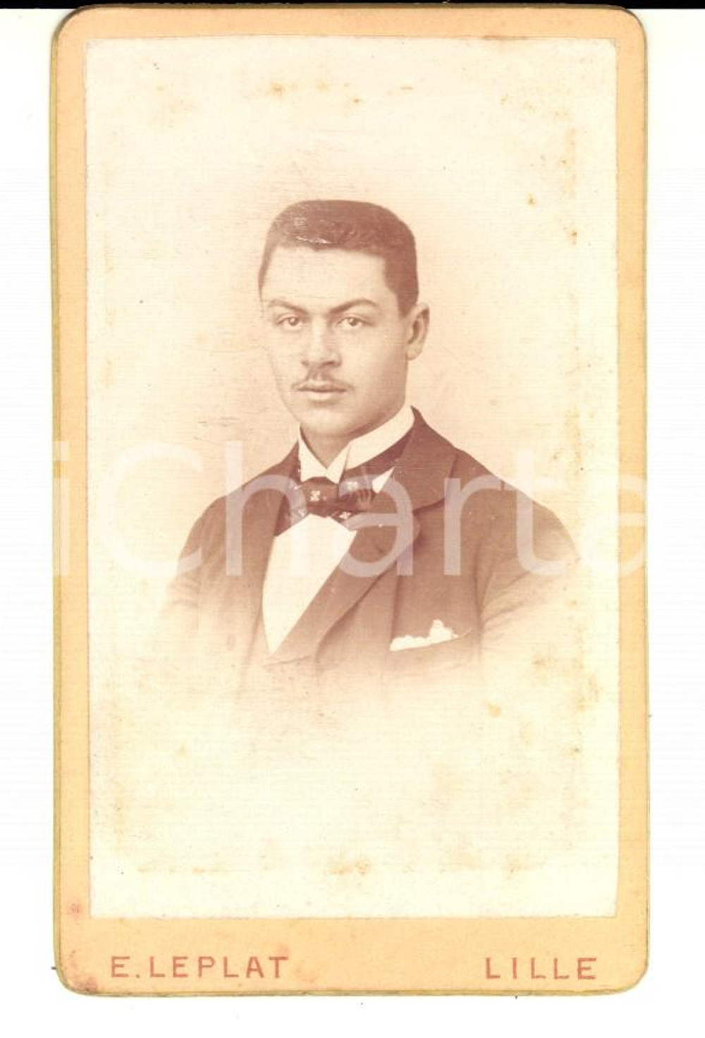 Fotografia d epoca originale 1890 ca LILLE F Ritratto maschile con cravattino fantasia Foto E.LEPLAT CDV 1