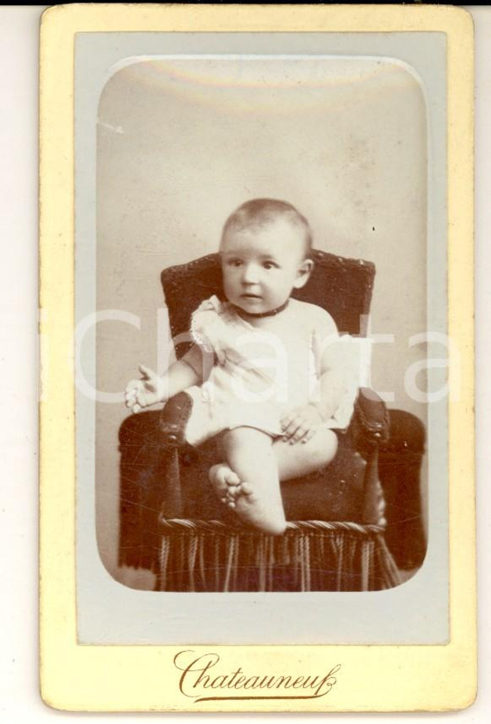 Fotografia d epoca originale 1890 ca Bambino su poltroncina di velluto Foto CHATEAUNEUF  CDV VINTAGE 1