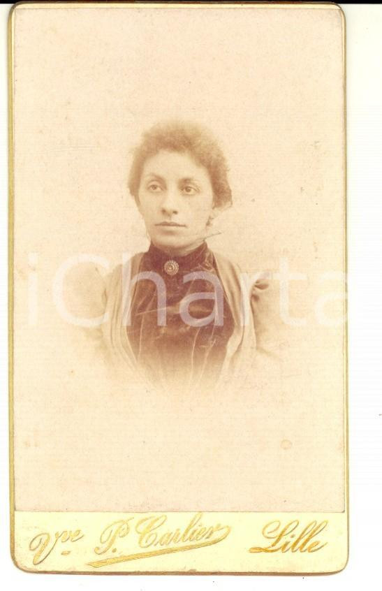Fotografia d epoca originale 1890 ca LILLE F Donna in abito di velluto nero Foto vedova Paul CARLIER CDV 1