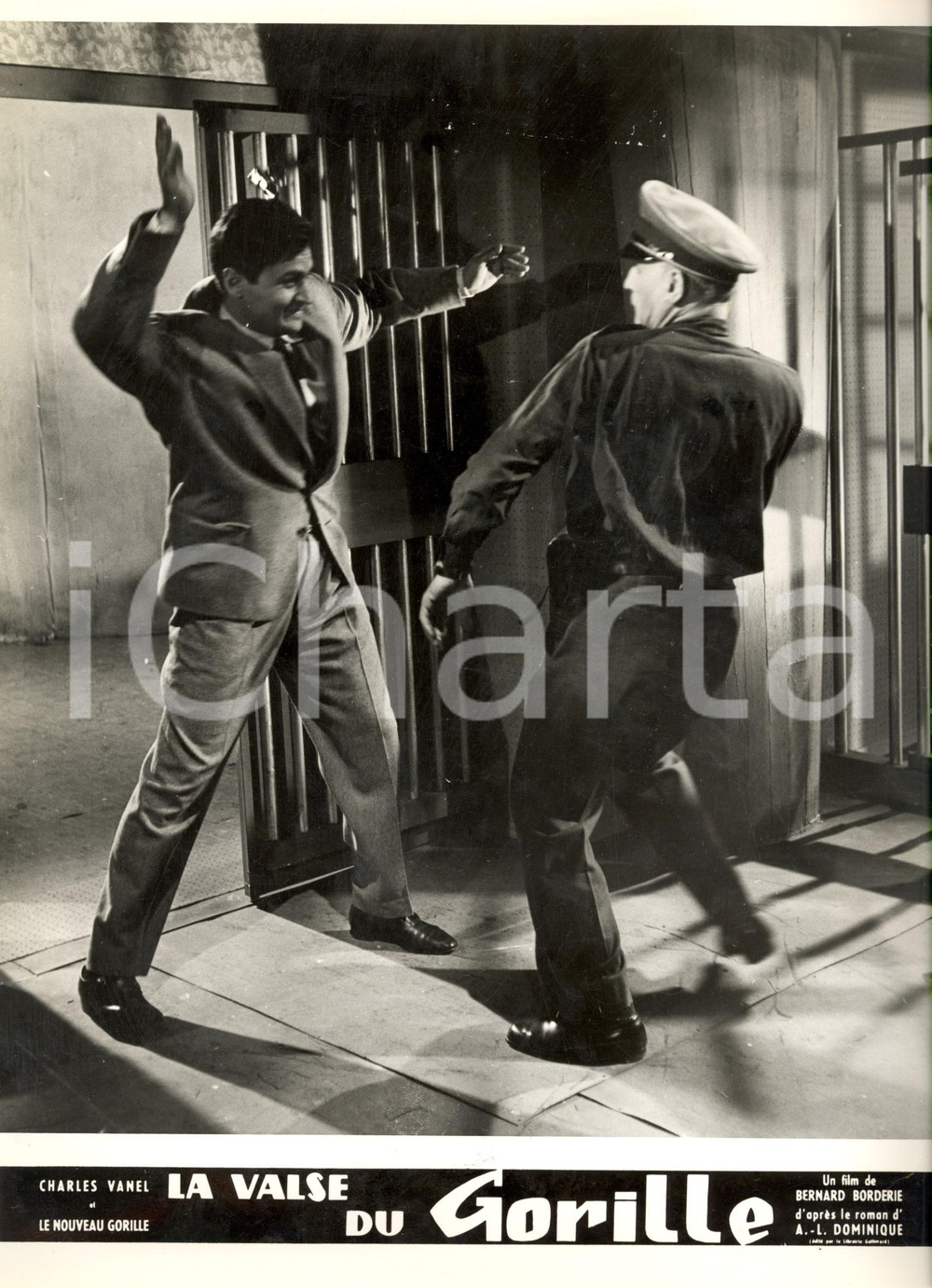 Fotografia d epoca originale 1959 LE VALSE DU GORILLE Roger HANIN picchia un secondino Foto di scena 1