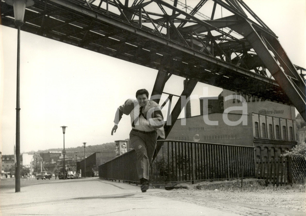 Fotografia d epoca originale 1959 LE VALSE DU GORILLE Roger HANIN in fuga Foto di scena 1