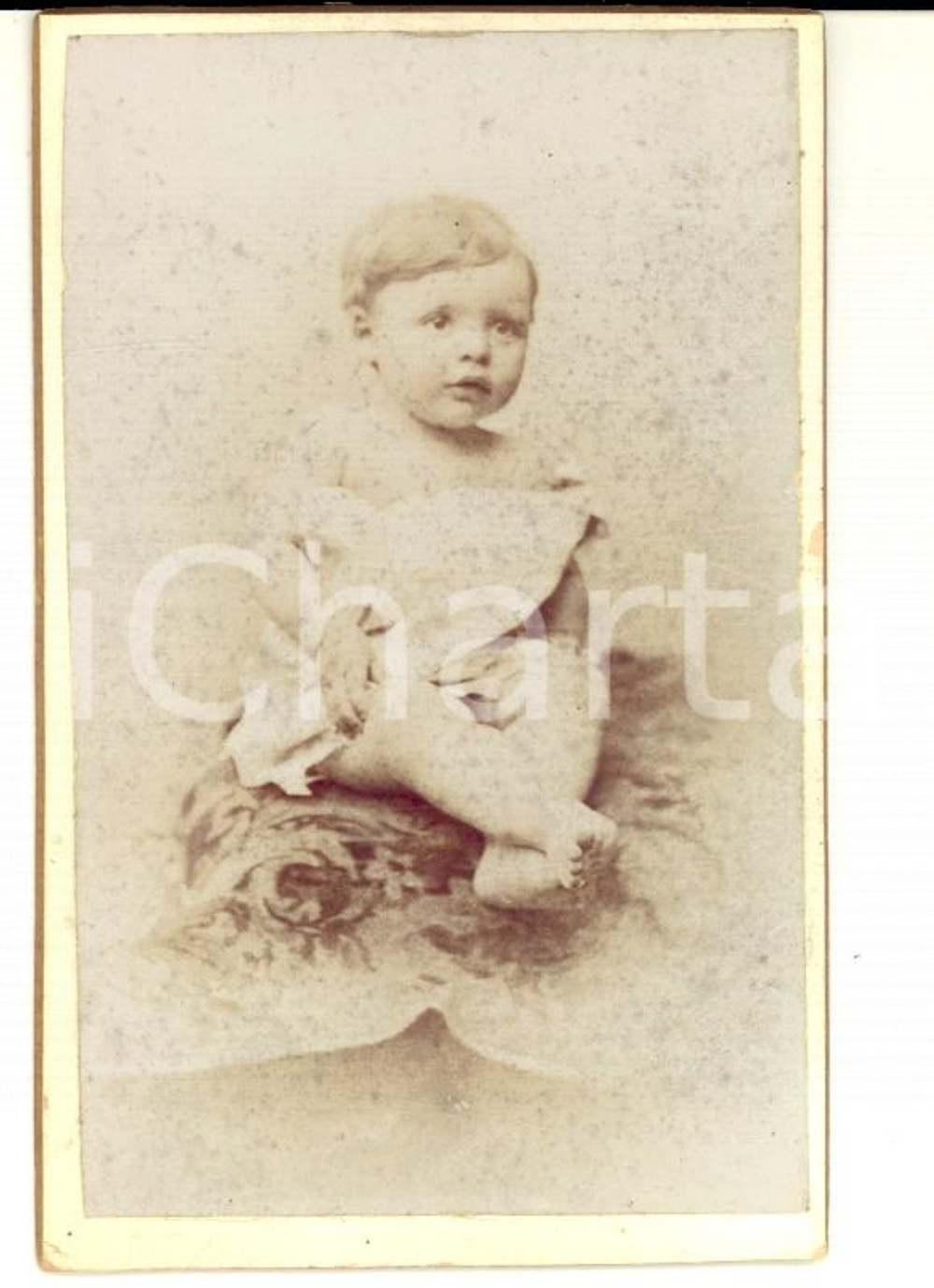 Fotografia d epoca originale 1890 ca MARSEILLE Bambina seduta su cuscino a fiori Foto Gustave OUVIERE CDV 1