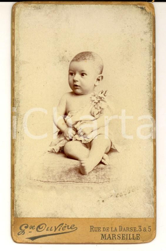 Fotografia d epoca originale 1890 ca MARSEILLE F Bambina di pochi mesi in abito bianco Foto OUVIERE CDV 1
