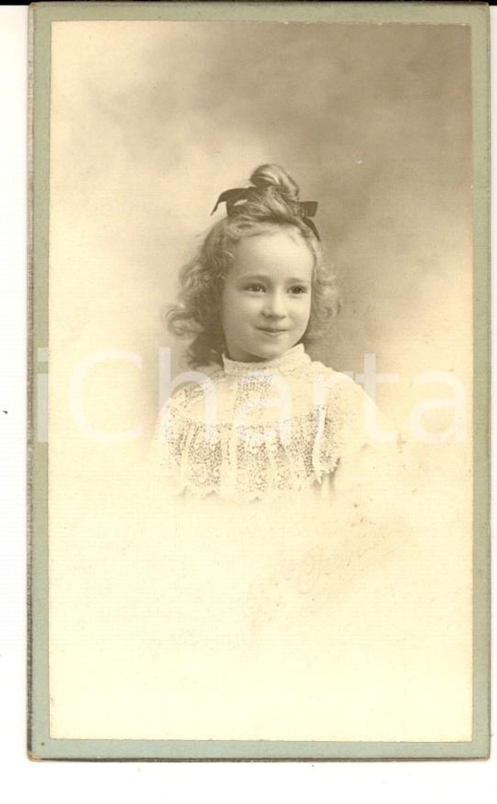 Fotografia d epoca originale 1890 ca MARSEILLE F Bambina con nastro tra i capelli Foto Gustave OUVIERE CDV 1