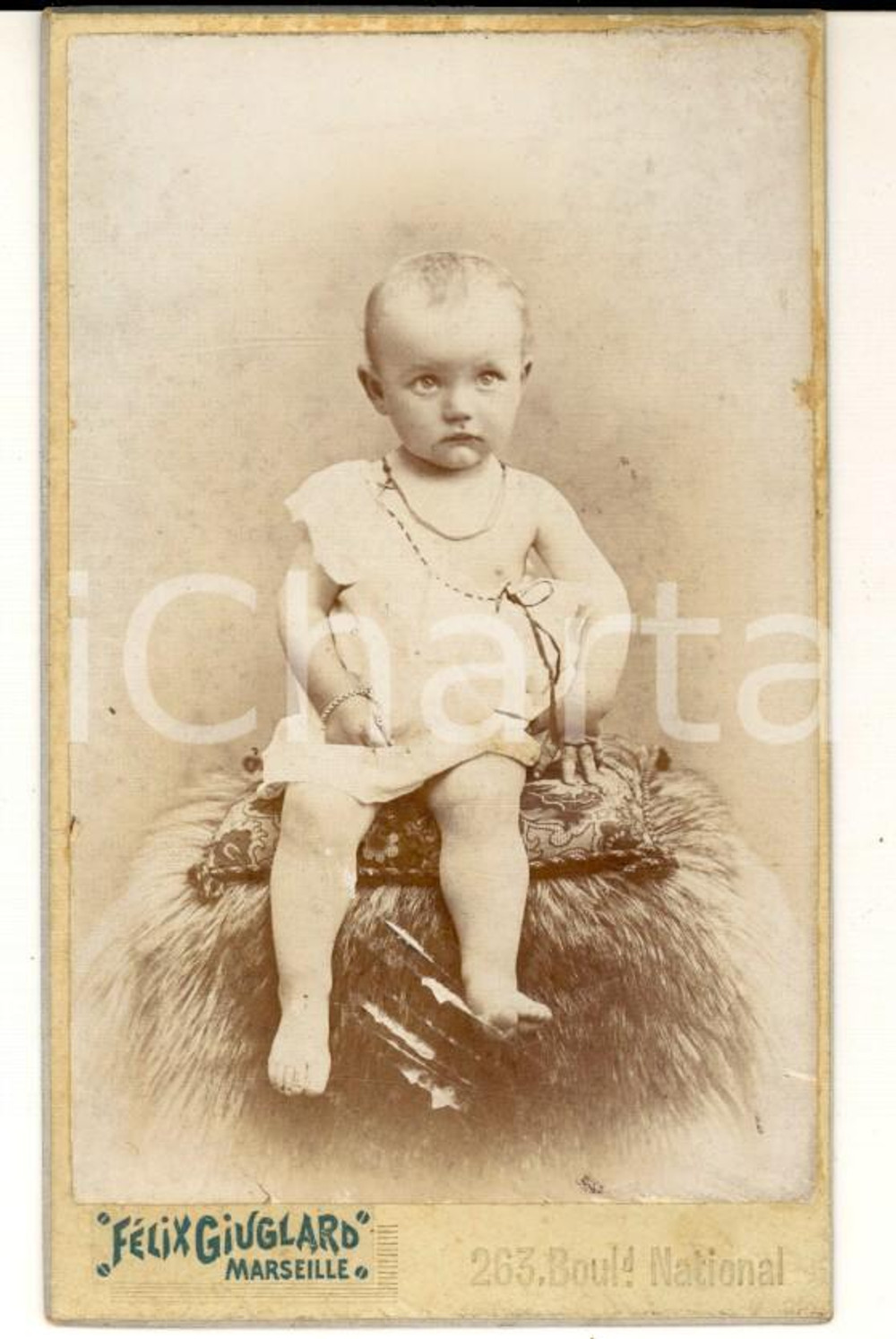 Fotografia d epoca originale 1900 ca MARSIGLIA F Bambino su cuscino e pellicciotto Foto GIUGLARD CDV 1