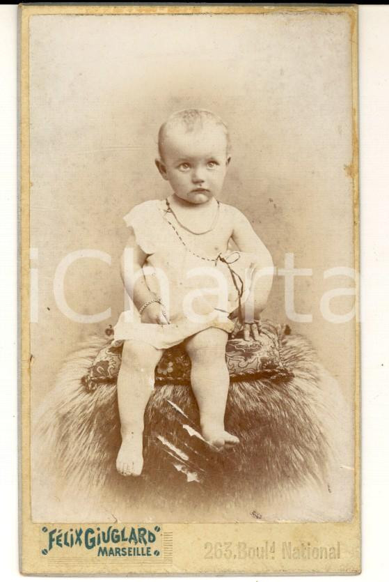 Fotografia d epoca originale 1900 ca MARSIGLIA F Bambino su cuscino e pellicciotto Foto GIUGLARD CDV 1