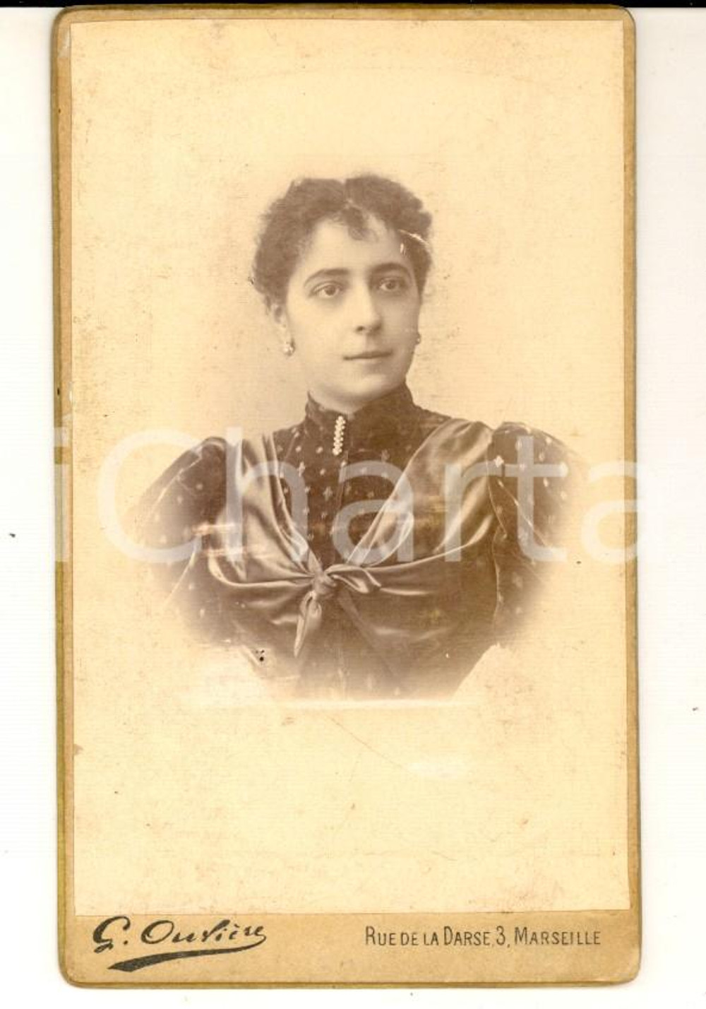 Fotografia d epoca originale 1890 ca MARSEILLE F Donna con corpetto in velluto Foto Gustave OUVIERE CDV 1