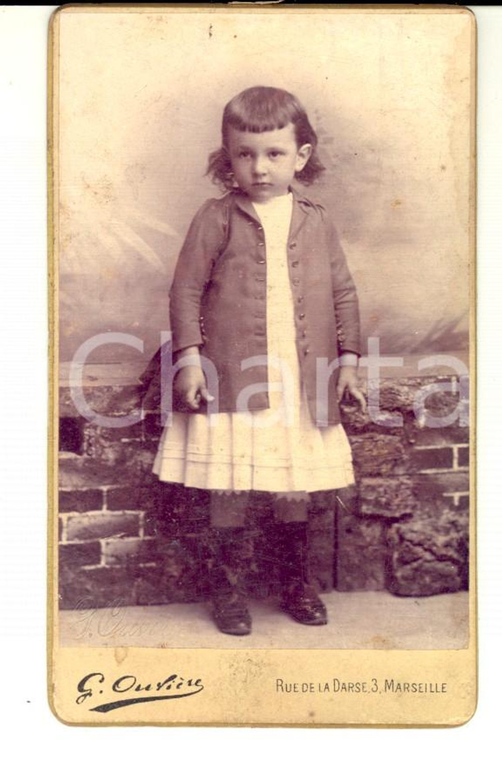 Fotografia d epoca originale 1890 ca MARSEILLE F Bambina con soprabito nero Foto Gustave OUVIERE CDV 1
