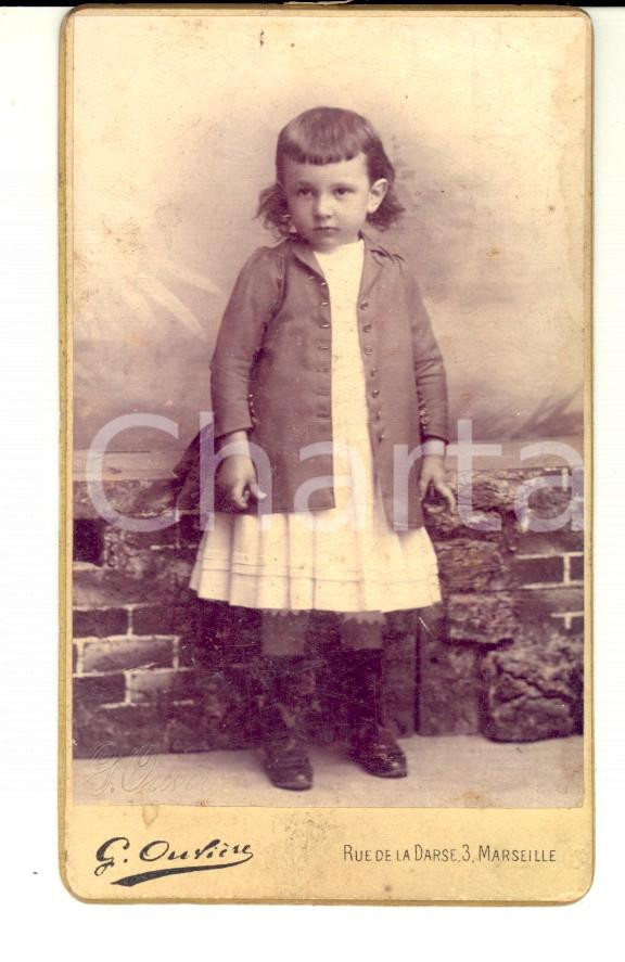 Fotografia d epoca originale 1890 ca MARSEILLE F Bambina con soprabito nero Foto Gustave OUVIERE CDV 1
